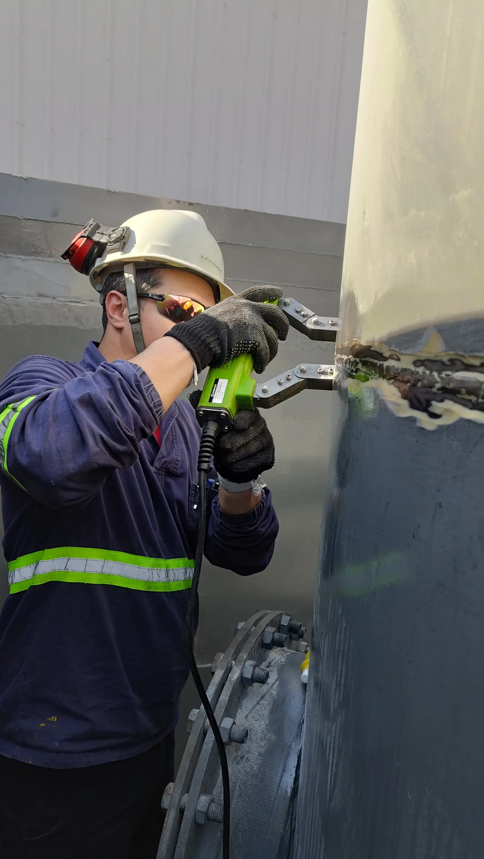 Ensaio não destrutivo - Técnico realizando inspeção com equipamento especializado