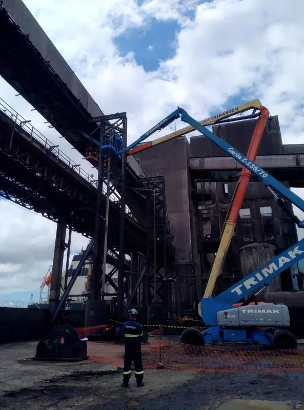 Equipe de manutencao industrial em operacao