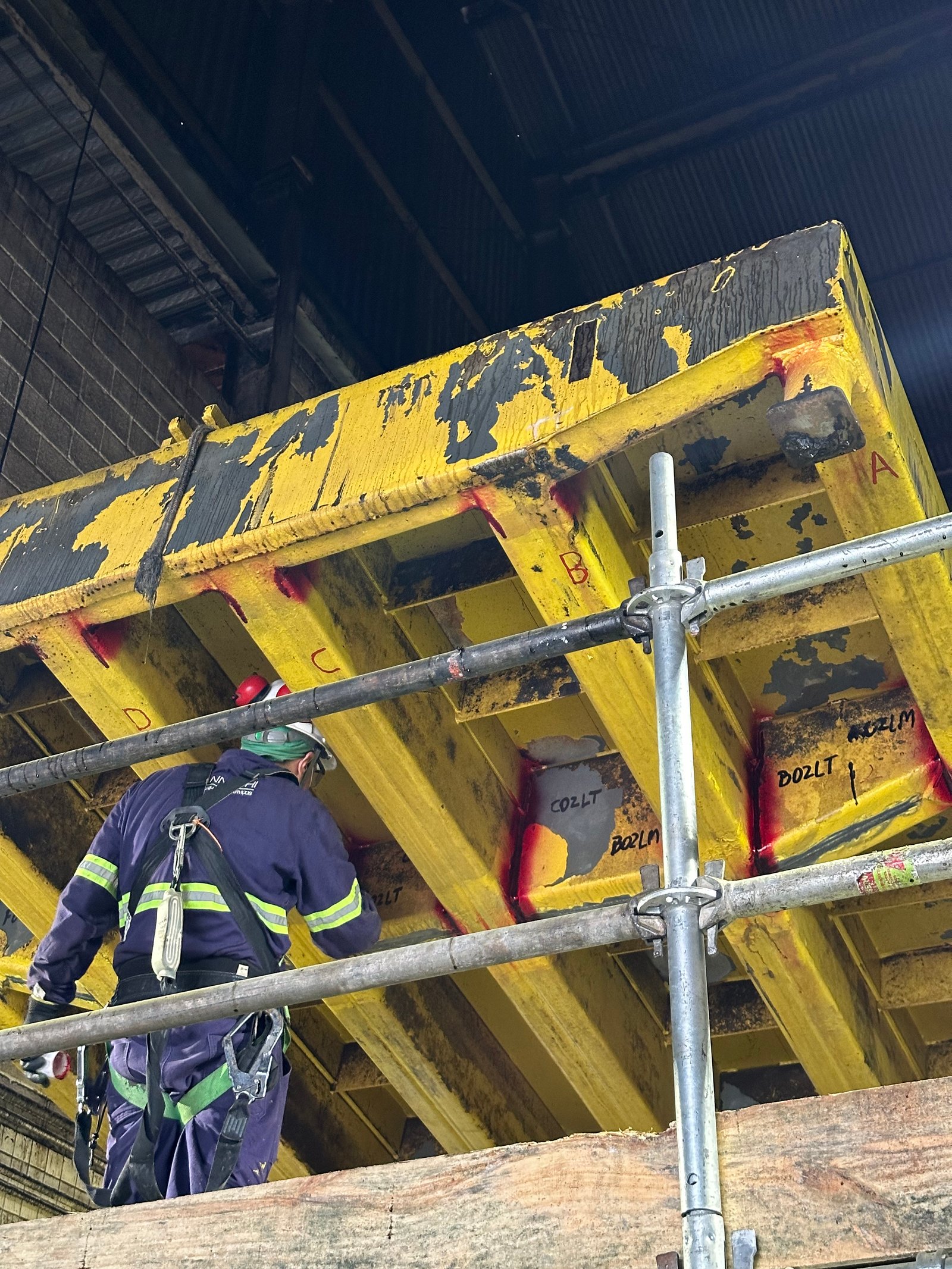 Ensaio não destrutivo - Técnico realizando inspeção com equipamento especializado