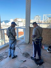 Equipamentos para trabalho em altura com trava-quedas e sistemas de segurança